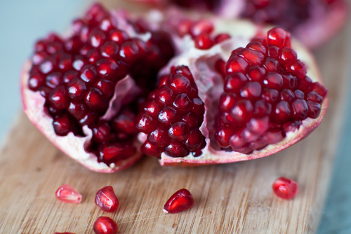 Granatäppelsallad med grillad kyckling och avokado